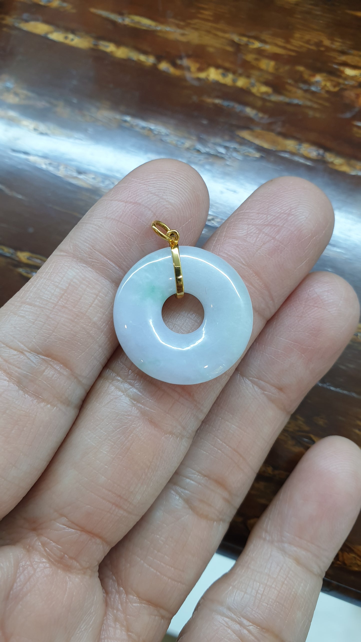 Jade Ping An Kou pendant | Solid 18K Gold | Type A Natural Jadeite